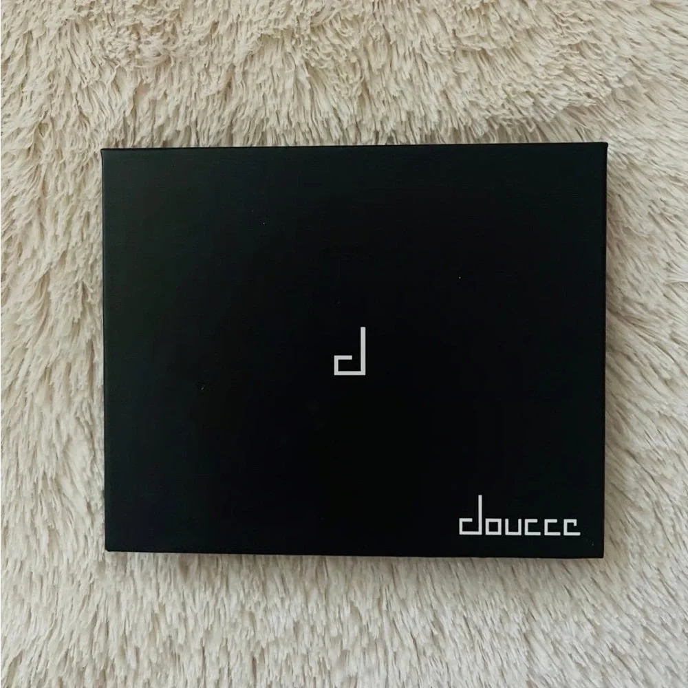 Doucce “On The Go” Eyeshadow and Face Palette 🤍 NWT - Picture 2 of 3